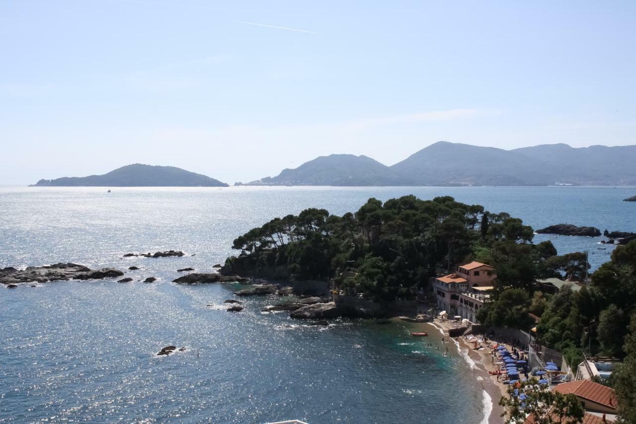Sulla Spiaggia Di Toto E Tota Tellaro Exteriör bild